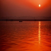 Naplemente a Gangesz folyó felett Varanasi, India Poszter Nyomtatás Dee Ann Pederson